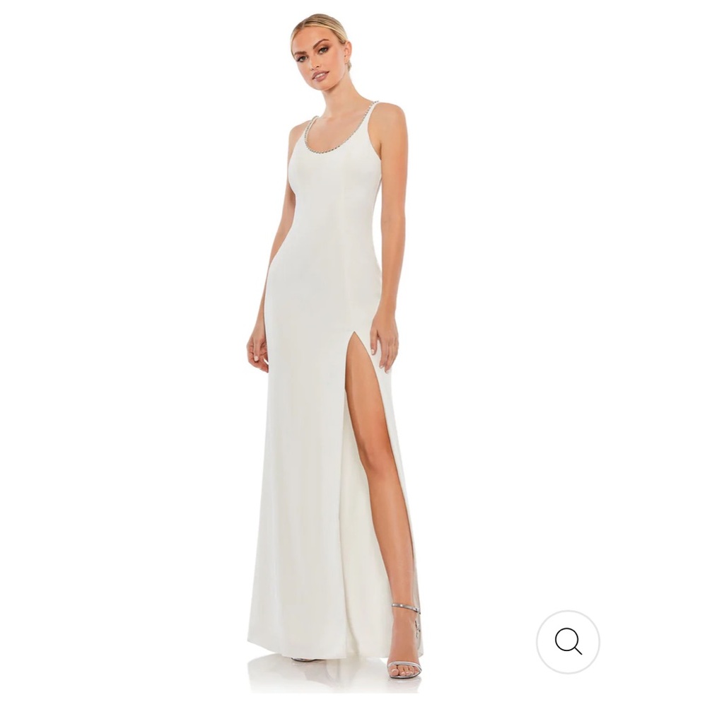 MAC DUGGAL SLEEVELESS CRYSTAL SCOOP NECKLINE COLUMN GOWN SIZE 2
